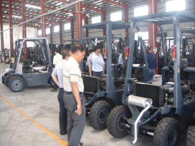 考察團(tuán)參觀牛力新廠內(nèi)燃叉車車間